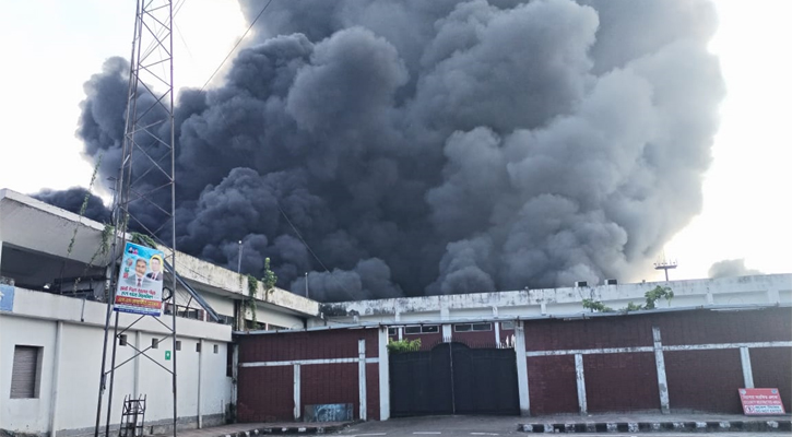 বিমানবন্দরের কার্গো এলাকার আগুন নেভাতে ফায়ার সার্ভিসের ৩২ ইউনিট, কাজ করছে ১৬টি